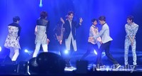 [포토]제국의 아이들 컴백 쇼케이스, 남성미 넘치는 무대