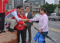 [포토]인사하는 시민과 눈높이 맞추는 정몽준 후보