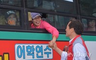 [포토]버스 탄 시민에게로 더 가까이 다가가 인사하는 정몽준 후보