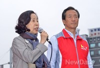 [포토]정몽준 후보 칭찬하는 손숙