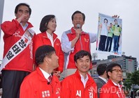 [포토]사진들고 설명하는 정몽준 후보