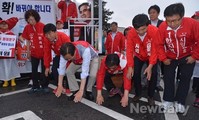 [포토]차가운 바닥 아랑곳않고 절 하는 정몽준 후보