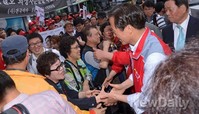 [포토]정몽준 후보와 인사하는 시민들