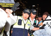[포토]도로점거 해산하는 경찰, 방해하는 장애인단체