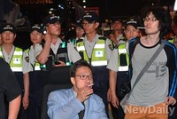 [포토]불법점거한 도로에서 흡연..무법천지 서울도심