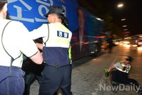 [포토]아수라장 된 세종문화회관 앞 도로