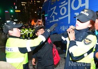 [포토]경찰과 실랑이벌이는 집회참가자