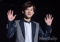 [포토]제국의 아이들 시완, 두 손 번쩍 귀여운 손인사