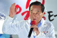 [포토]정몽준 서울시장 후보, 지지유세 하는 서청원 의원