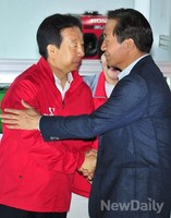 [포토]인사 나누는 정몽준 후보와 김성태 의원