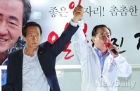 [포토]손 맞잡은 정몽준 후보와 서청원 의원