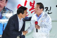 [포토]인사 나누는 정몽준 서울시장 후보와 서청원 의원