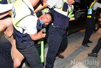 [포토]연행되는 도로점거시위 참가자