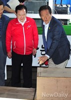 [포토]선거유세장 직접 짐 옮기는 정몽준 후보