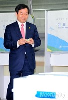 [포토]투표하는 유정복 인천시장 후보