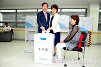 [포토]투표하는 유정복 인천시장 후보 내외