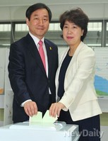 [포토]6.4 지방선거 투표하는 유정복 인천시장 후보 내외