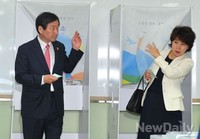 [포토]투표하고 나오는 유정복 인천시장 후보 내외