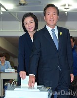 [포토]투표하는 정몽준 후보 내외