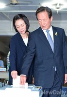 [포토]투표함에 투표지 넣는 정몽준 후보 내외