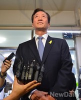 [포토]인터뷰 기다리는 정몽준 후보