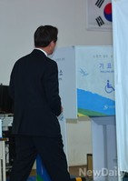 [포토]기표소로 향하는 정몽준 후보