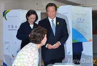 [포토]기표 마친 정몽준 후보 내외