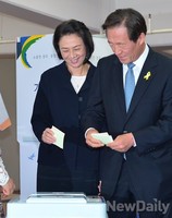 [포토]투표 용지 든 정몽준 후보 내외