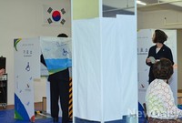 [포토]기표하는 정몽준 후보 내외