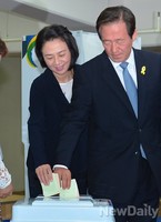 [포토]투표하는 정몽준 후보 내외