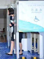 [포토]기표소에서 나오는 김영명씨