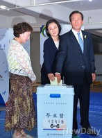 [포토]투표함 앞에 선 정몽준 후보 내외