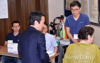 [포토]투표용지 받는 줄 기다리는 남경필 후보