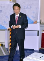 [포토]투표함으로 향하는 남경필 후보