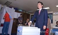 [포토]투표하는 남경필 후보