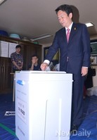 [포토]투표함에 소중한 한 표 던지는 남경필 후보