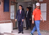 [포토]투표장 나서는 남경필 후보