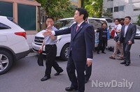 [포토]투표 마친 시민에게 인사 청하는 남경필 후보