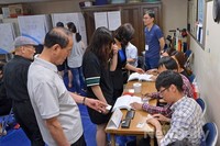 [포토]'투표 해야지..' 본인확인 하는 사람들