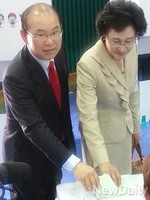 [포토]투표하는 신영수 후보 부부 내외