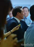 [포토]출구조사 시청위해 캠프로 입장하는 정몽준 후보