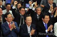 [포토]환호하는 유정복 인천시장 후보 지지자들