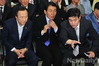 [포토]출구조사 지켜보는 홍일표-안상수 선대위원장