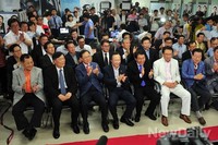 [포토]0.3%에 환호하는 유정복 인천시장 후보 지지자들