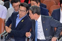 [포토]심각한 표정으로 대화 나누는 정병국