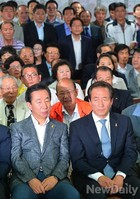 [포토]출구조사 발표 후 굳은 표정의 정몽준 캠프