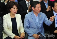 [포토]개표방송 지켜보는 유정복 인천시장 후보 내외