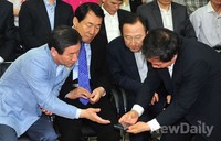 [포토]개표결과 확인하는 유정복 후보와 안상수-홍일표 선대위장