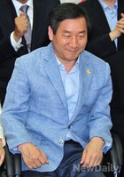 [포토]개표방송 지켜보는 유정복 인천시장 후보