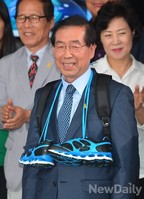 [포토]당선 선물로 배낭과 운동화 받은 박원순 후보